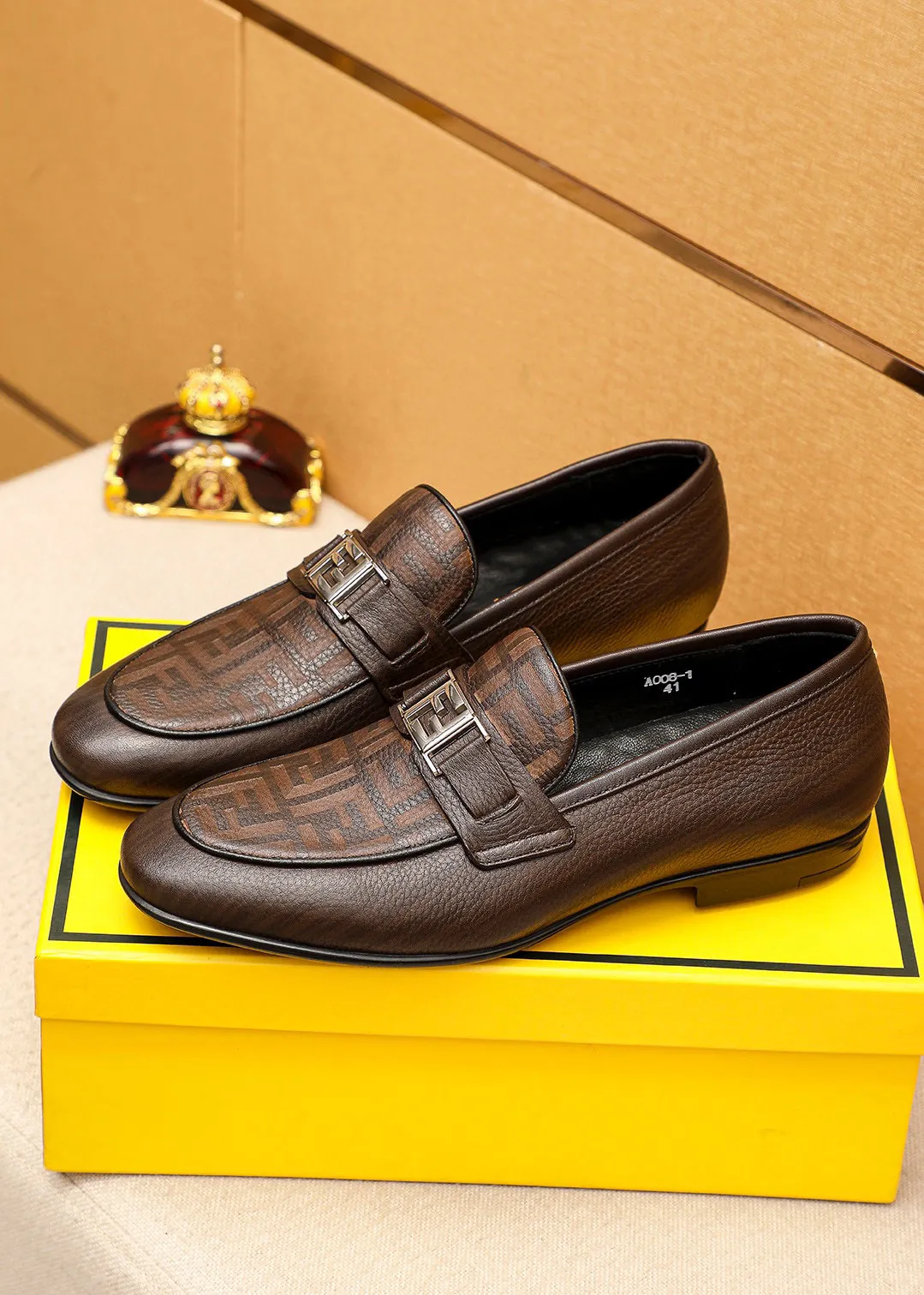 Men's shoes 💰442 💐 Product trademark: FENDI [Fendi] casual leather shoes Regular size: 38-44 (45🉑️customized) Product materials: Selected imported first-layer pebbled cowhide laser upper + luxury hardware buckle, imported cowhide leather lining. Strong three-dimensional visual effect, rubber outsole Color: 1⃣️color optional